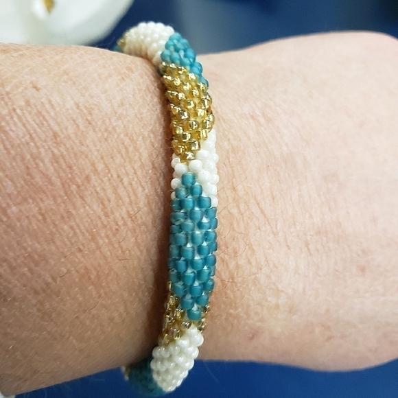 GLASS BEADED BRACELET - Picture 3 of 3